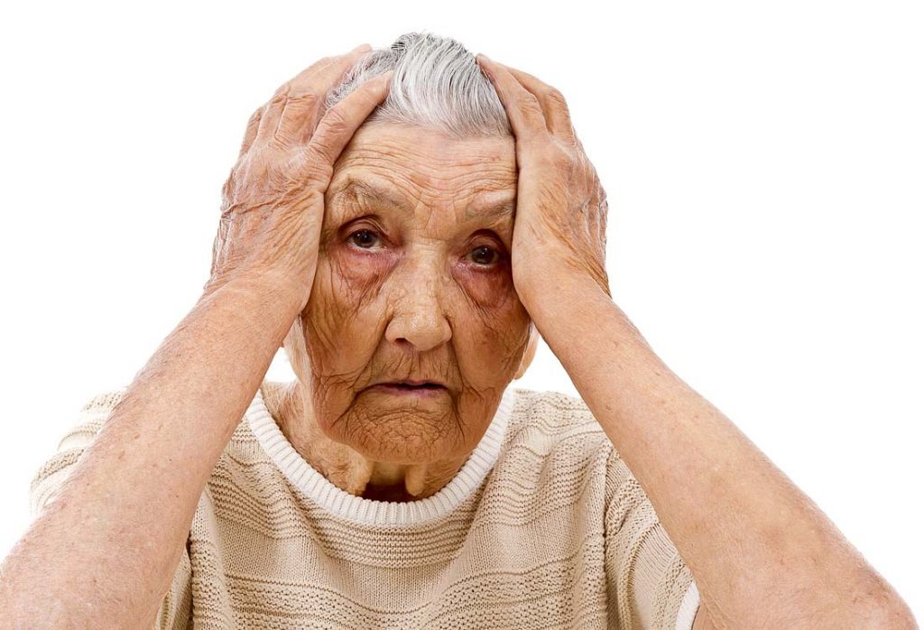 Пенсионерка страдает. Грустная бабушка. Бабушка расстроена. Расстроенная бабушка картинка. Злая бабка на белом фоне.